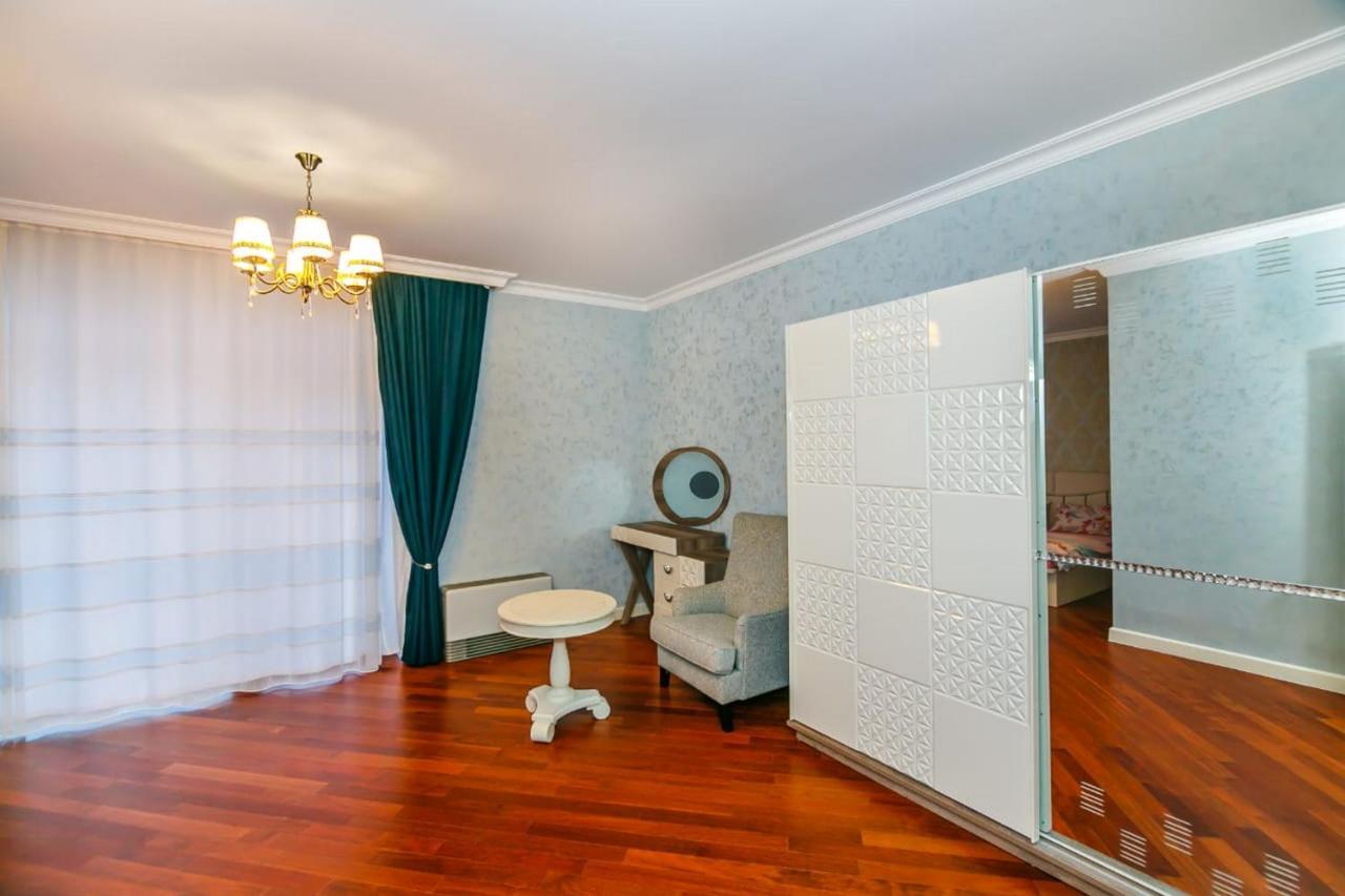 Lux Family Apartment In City Center Baku Exteriör bild