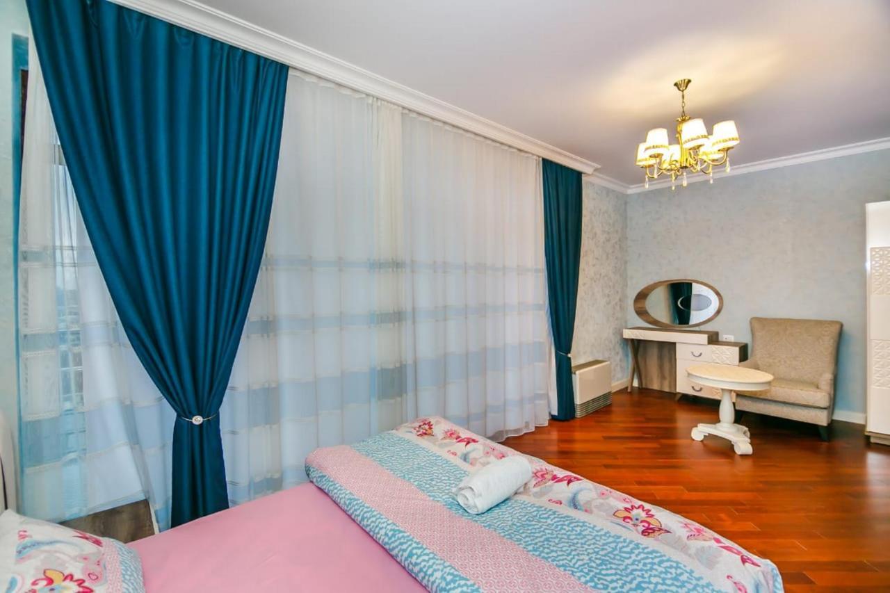 Lux Family Apartment In City Center Baku Exteriör bild