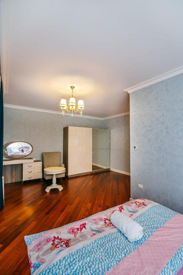 Lux Family Apartment In City Center Baku Exteriör bild