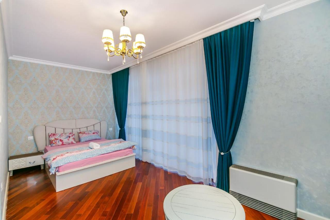 Lux Family Apartment In City Center Baku Exteriör bild